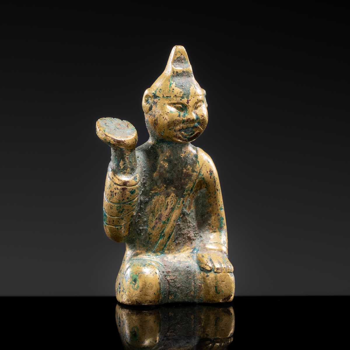 Lot 2 - A SMALL GILT BRONZE FIGURE OF A STORYTELLER, WESTERN HAN DYNASTY