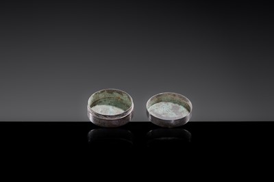 A MINIATURE SILVER ‘FLOWERS AND BIRDS’ BOX AND COVER, TANG DYNASTY