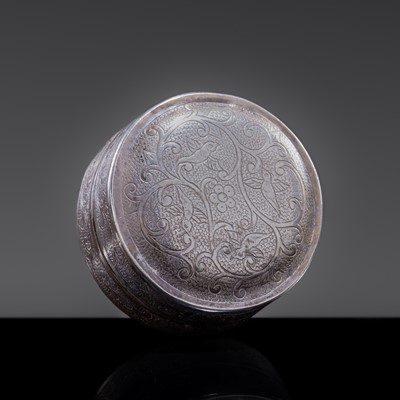 Lot 12 - A MINIATURE SILVER ‘FLOWERS AND BIRDS’ BOX AND COVER, TANG DYNASTY