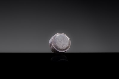 A MINIATURE SILVER ‘FLOWERS AND BIRDS’ BOX AND COVER, TANG DYNASTY