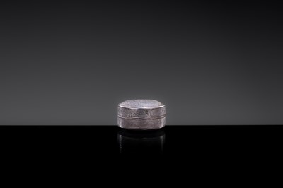 A MINIATURE SILVER ‘FLOWERS AND BIRDS’ BOX AND COVER, TANG DYNASTY