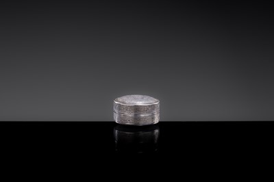 A MINIATURE SILVER ‘FLOWERS AND BIRDS’ BOX AND COVER, TANG DYNASTY