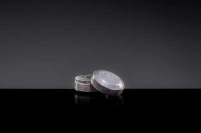 A MINIATURE SILVER ‘FLOWERS AND BIRDS’ BOX AND COVER, TANG DYNASTY