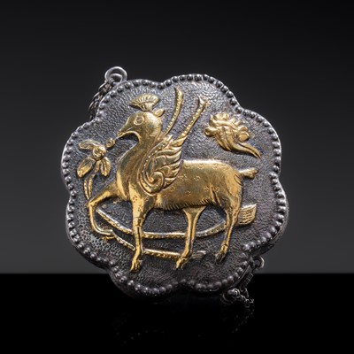 Lot 13 - A MINIATURE PARCEL-GILT SILVER ‘WINGED DEER’ BOX AND COVER, TANG DYNASTY