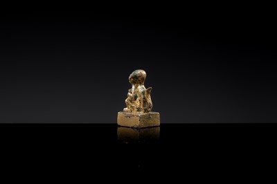 Lot 10 - A GILT BRONZE ‘MONKEY AND PEACH’ SEAL, NORTHERN WEI DYNASTY