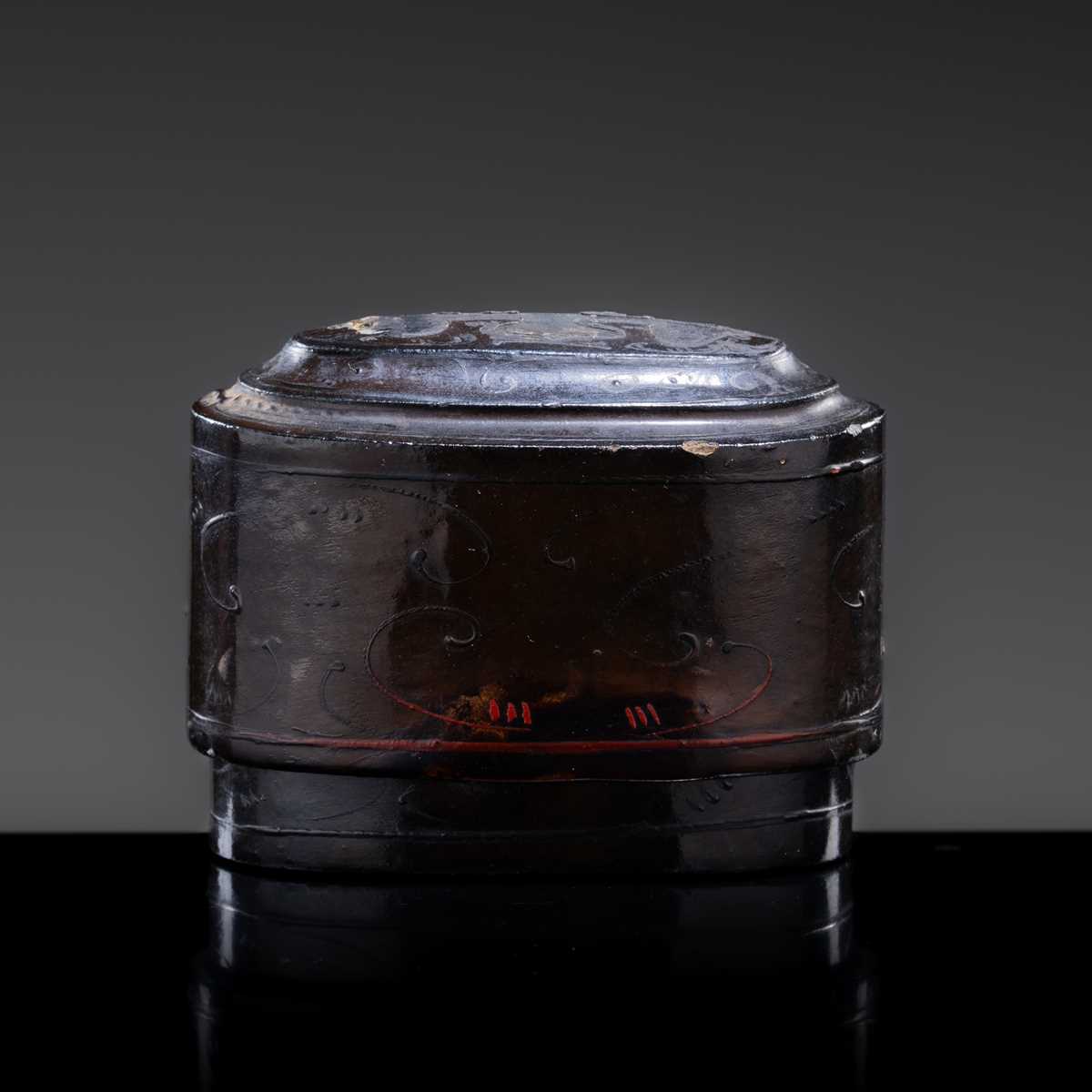 Lot 4 - A SMALL AND FINE LACQUER BOX, HAN DYNASTY