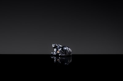 Lot 23 - A BLACK GIT BEAD IN THE FORM OF A RECUMBENT LION, HAN DYNASTY