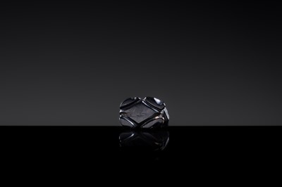 Lot 23 - A BLACK GIT BEAD IN THE FORM OF A RECUMBENT LION, HAN DYNASTY