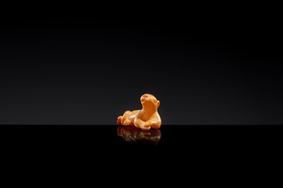 Lot 28 - A SMALL AND RARE AMBER PENDANT IN THE FORM OF A RECLINING TIGER, LIAO DYNASTY