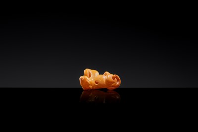 Lot 28 - A SMALL AND RARE AMBER PENDANT IN THE FORM OF A RECLINING TIGER, LIAO DYNASTY