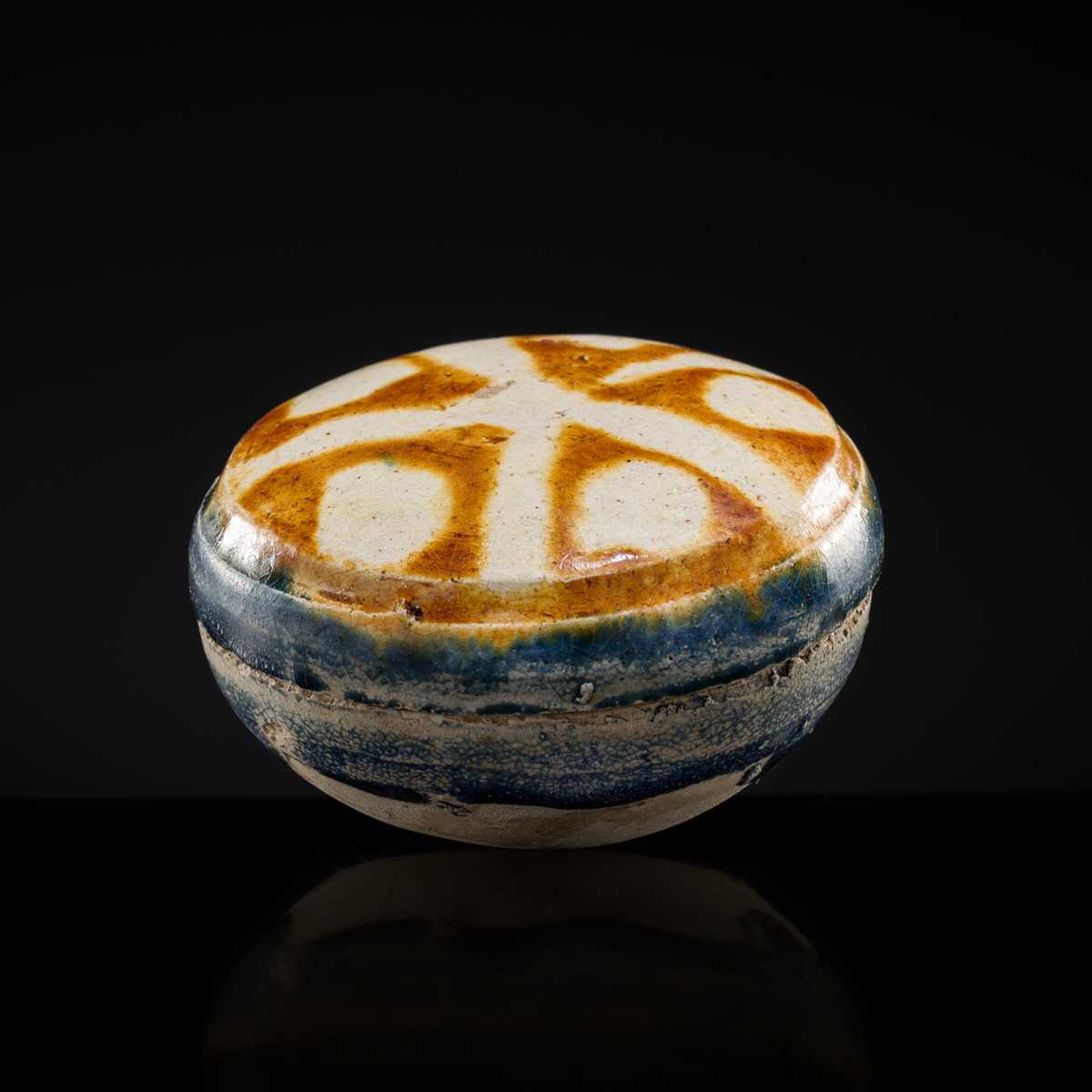 Lot 35 - AN AMBER AND BLUE SANCAI GLAZED POTTERY BOX AND COVER, TANG DYNASTY