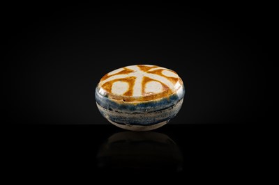 Lot 35 - AN AMBER AND BLUE SANCAI GLAZED POTTERY BOX AND COVER, TANG DYNASTY