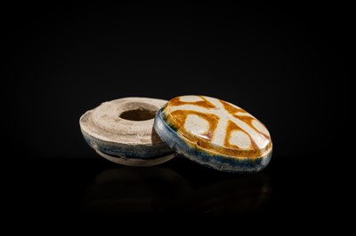 Lot 35 - AN AMBER AND BLUE SANCAI GLAZED POTTERY BOX AND COVER, TANG DYNASTY