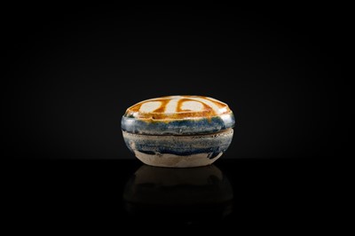 Lot 35 - AN AMBER AND BLUE SANCAI GLAZED POTTERY BOX AND COVER, TANG DYNASTY