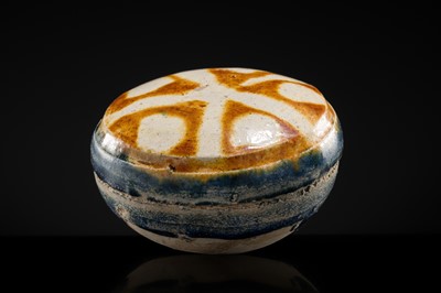 Lot 35 - AN AMBER AND BLUE SANCAI GLAZED POTTERY BOX AND COVER, TANG DYNASTY