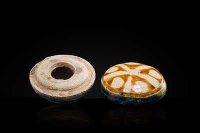 Lot 35 - AN AMBER AND BLUE SANCAI GLAZED POTTERY BOX AND COVER, TANG DYNASTY