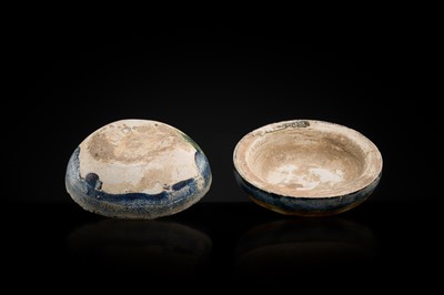 Lot 35 - AN AMBER AND BLUE SANCAI GLAZED POTTERY BOX AND COVER, TANG DYNASTY