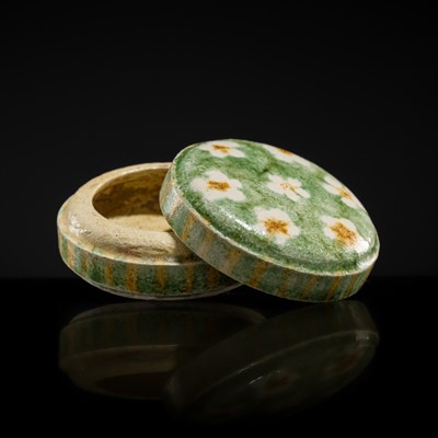 Lot 36 - A SMALL SANCAI GLAZED POTTERY BOX AND COVER, TANG DYNASTY