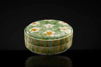 Lot 36 - A SMALL SANCAI GLAZED POTTERY BOX AND COVER, TANG DYNASTY