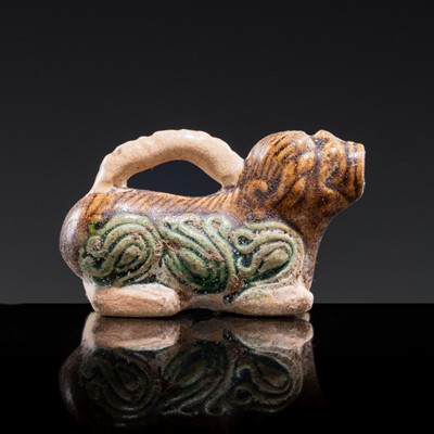 Lot 42 - A MINIATURE SANCAI GLAZED POTTERY ‘LION’ WATER DROPPER, TANG DYNASTY