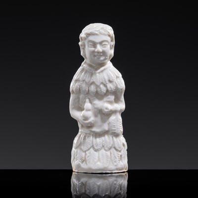 Lot 86 - A SMALL DINGYAO GLAZED FIGURE OF SHEN NONG, NORTHERN SONG DYNASTY