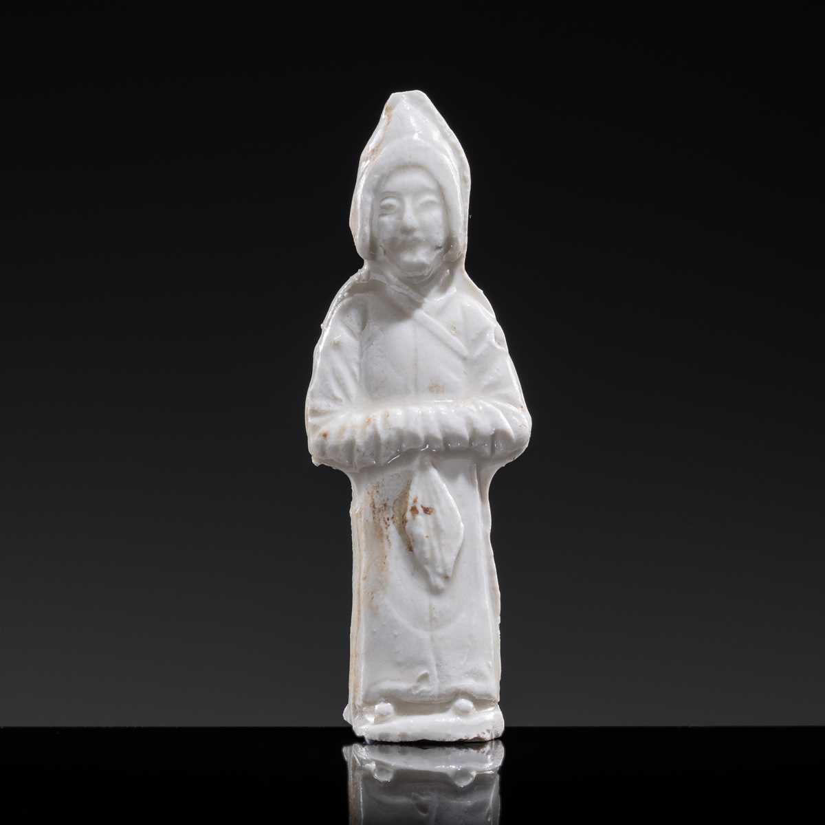 Lot 57 - A SMALL WHITE GLAZED DINGYAO FIGURE OF A PRIEST (MUSHI), LIAO DYNASTY