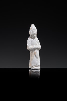 Lot 57 - A SMALL WHITE GLAZED DINGYAO FIGURE OF A PRIEST (MUSHI), LIAO DYNASTY