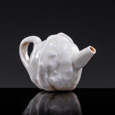 Lot 52 - A MINIATURE DINGYAO WHITE GLAZED ‘WALNUT’ EWER, LIAO DYNASTY