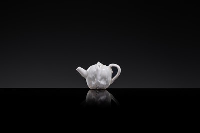 Lot 52 - A MINIATURE DINGYAO WHITE GLAZED ‘WALNUT’ EWER, LIAO DYNASTY