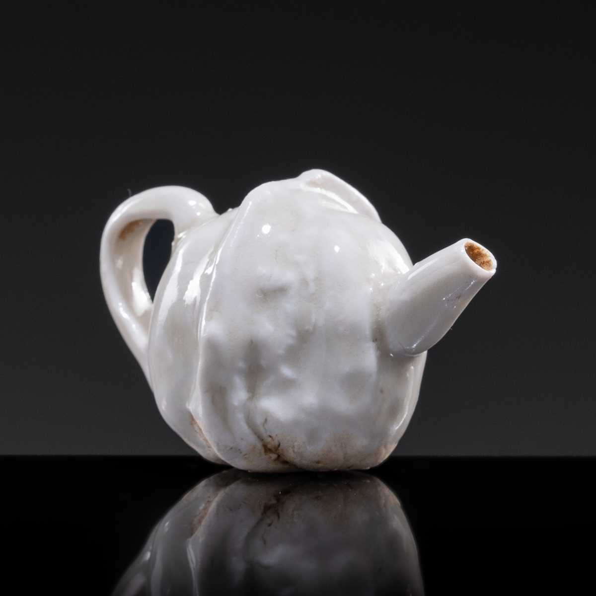 Lot 52 - A MINIATURE DINGYAO WHITE GLAZED ‘WALNUT’ EWER, LIAO DYNASTY