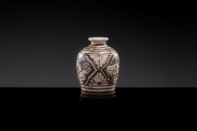 A SMALL CIZHOU SLIP PAINTED ‘CIVIL SERVANT’ JARLET, JIN-YUAN DYNASTY