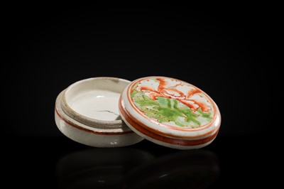 A CIZHOU GLAZED ‘PEONY’ STONEWARE BOX AND COVER, JIN DYNASTY