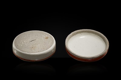 A CIZHOU GLAZED ‘PEONY’ STONEWARE BOX AND COVER, JIN DYNASTY