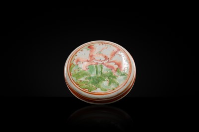A CIZHOU GLAZED ‘PEONY’ STONEWARE BOX AND COVER, JIN DYNASTY