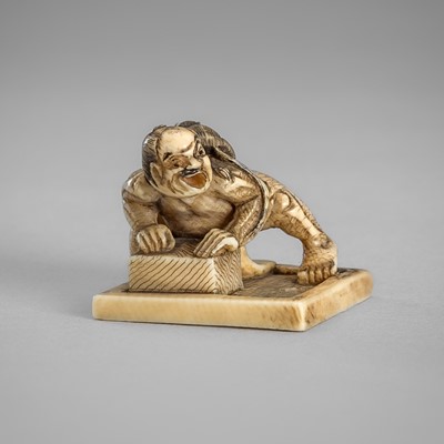 Lot 1486 - A SMALL IVORY OKIMONO NETSUKE OF A RAT CATCHER