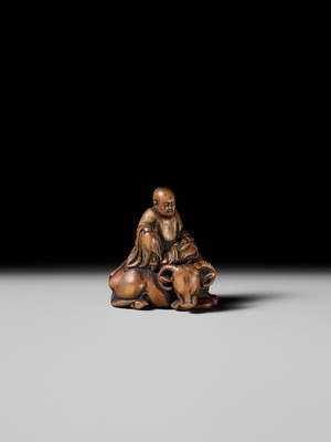 Lot 84 - A SUPERB AND EARLY WOOD NETSUKE OF ROSHI SEATED ON HIS OX