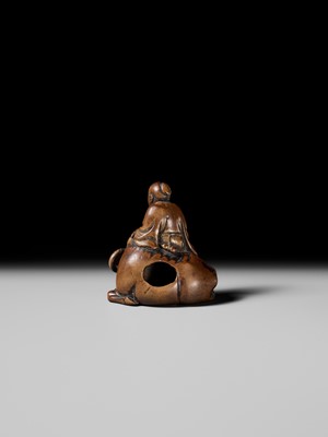 Lot 84 - A SUPERB AND EARLY WOOD NETSUKE OF ROSHI SEATED ON HIS OX