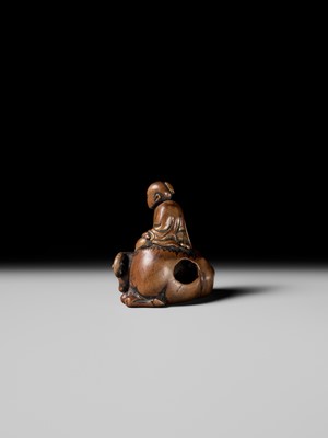 Lot 84 - A SUPERB AND EARLY WOOD NETSUKE OF ROSHI SEATED ON HIS OX