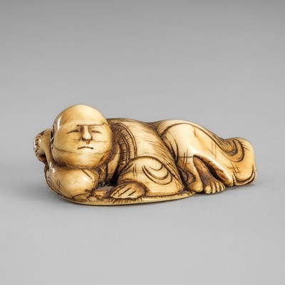 Lot 1558 - A CHARMING IVORY NETSUKE OF A SLEEPING FARMER