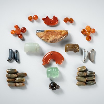 Lot 1370 - A LOT WITH THIRTY-NINE ANCIENT HARDSTONE BEADS, C. 200-1000 AD
