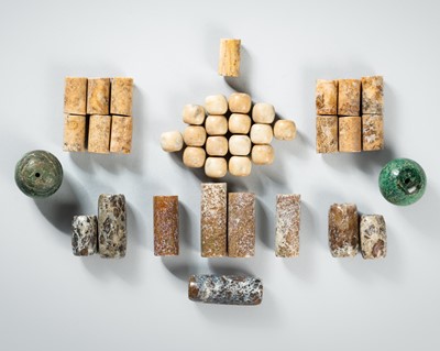 Lot 913 - A LOT WITH FORTY ANCIENT HARDSTONE BEADS