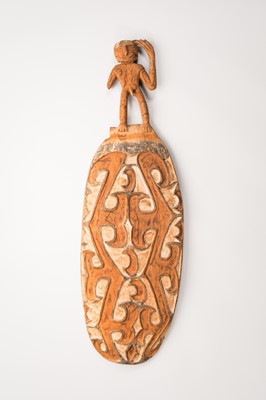 Lot 1387 - A WOOD ASMAT SHIELD WITH A HUMAN FIGURE, 20TH CENTURY