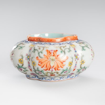 Lot 1207 - A SMALL FAMILLE ROSE PORCELAIN WATER COUPE, REPUBLIC PERIOD