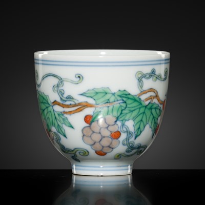 Lot 1135 - A SMALL DOUCAI ‘GRAPE’ CUP, QING DYNASTY