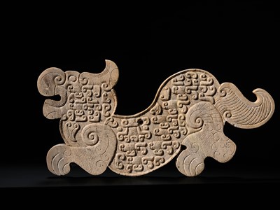 Lot 162 - A RARE JADE ‘PRANCING TIGER’ PENDANT, WARRING STATES PERIOD