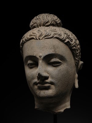 Lot 182 - A GRAY SCHIST HEAD OF BUDDHA, ANCIENT REGION OF GANDHARA, 2ND-3RD CENTURY