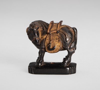 Lot 1565 - A FINE EBONY WOOD NETSUKE OF A HORSE