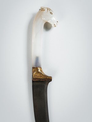 Lot 1273 - AN AGATE MUGHAL-STYLE ‘HORSE’ DAGGER, KHAJAR, c. 1900s