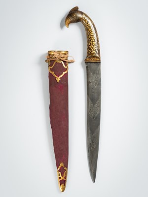 Lot 1270 - A MUGHAL-STYLE ‘PEACOCK’ DAGGER AND SCABBARD, KHAJAR, c.1900s