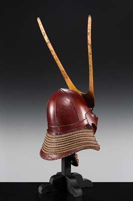Lot 92 - A RED-LACQUERED IRON SHIINARI KABUTO WITH TENTSUKU MAEDATE AND IRON RESSEI MENPO